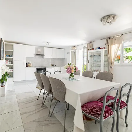 Вилла La Des Fleurs En Duplex Avec Jardin Et Piscine