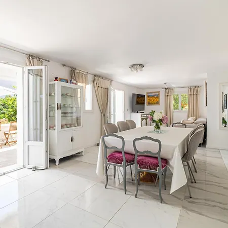 Villa La Des Fleurs En Duplex Avec Jardin Et Piscine *